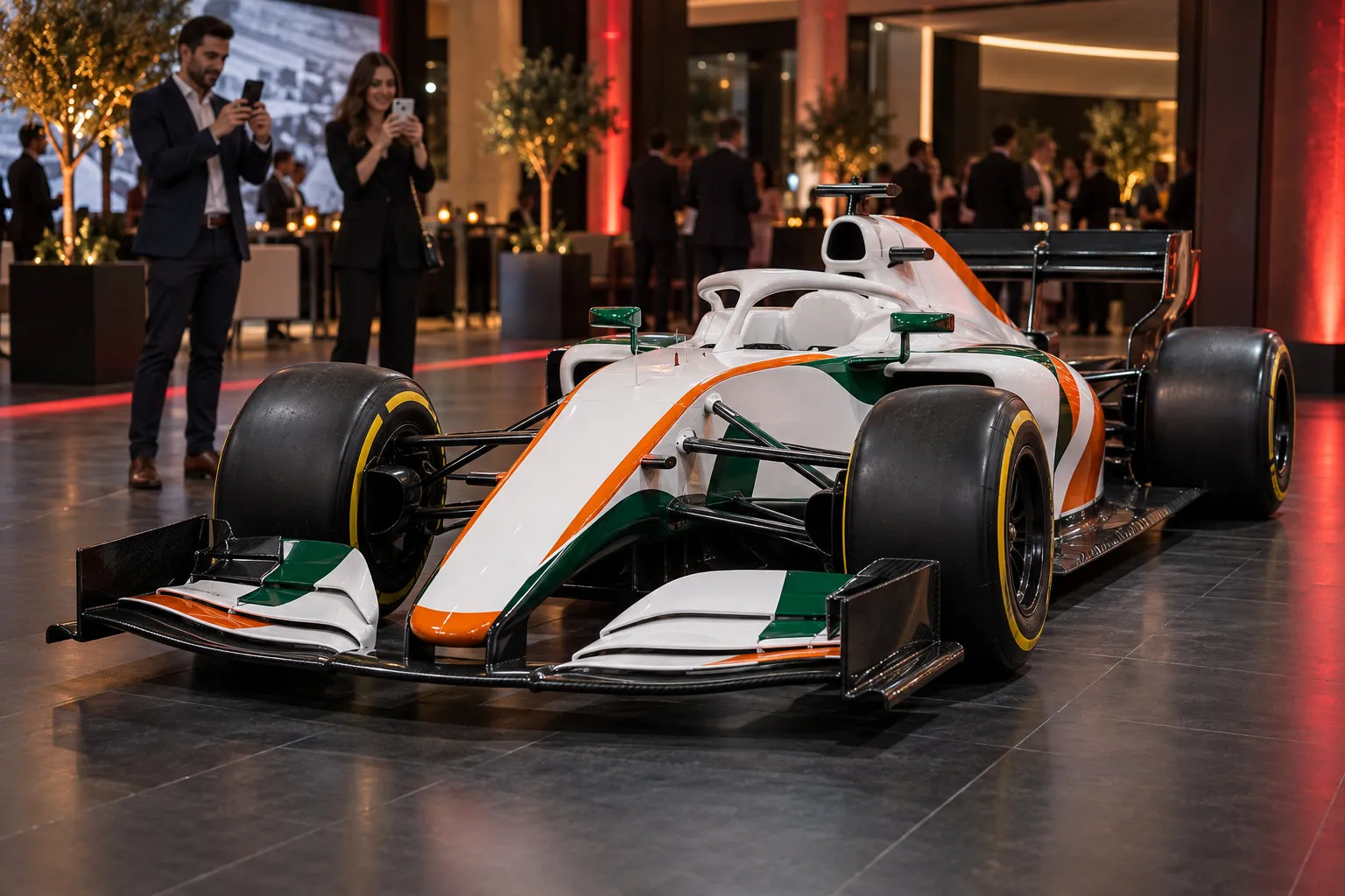 Auto réplica de carreras en exhibición con asistentes tomando fotografías